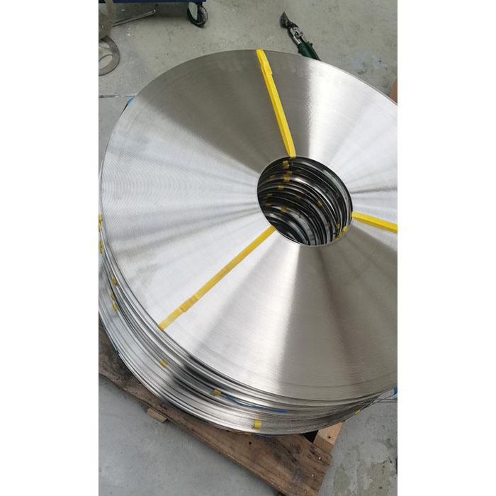 Cén chaoi a n -athraíonn airíonna meicniúla 316 stiall cruach dhosmálta ag teochtaí comhthimpeallacha éagsúla?