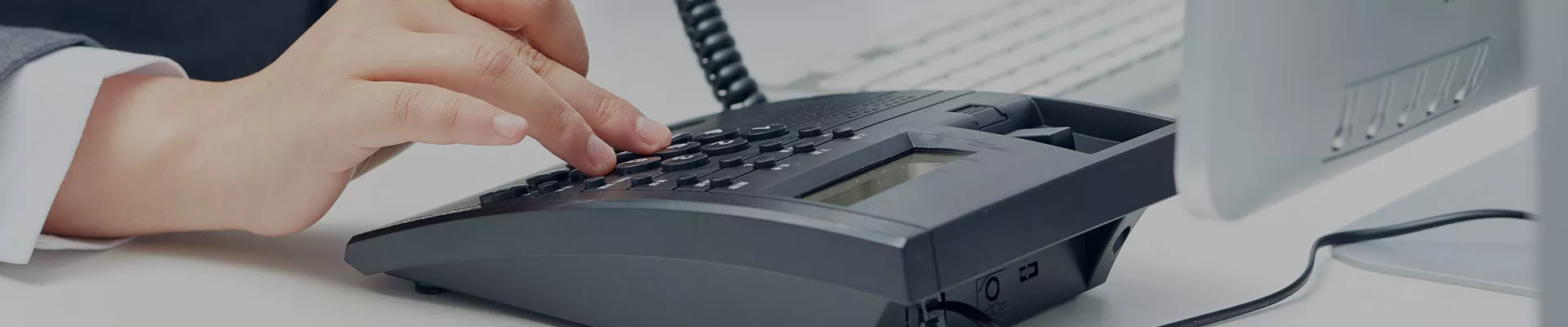 Déan teagmháil linn